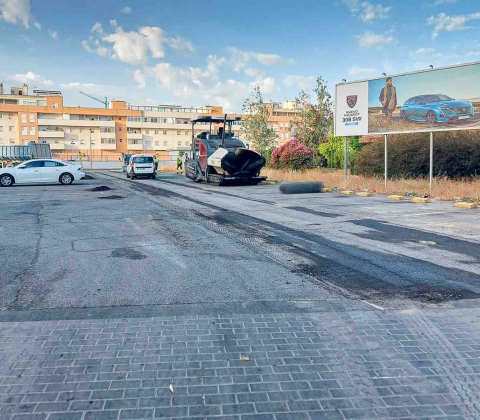 Reasfaltado de aparcamiento en Avenida de Montequinto